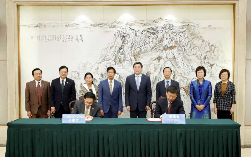 kaiyun开云环境向老挝万象捐赠7台环卫装备，助力“一带一路”建设