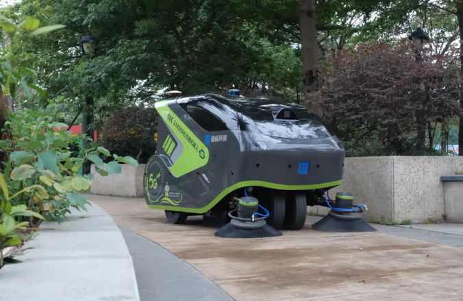 kaiyun开云环境5G环卫机器人亮相2021中国创新创业成果交易会